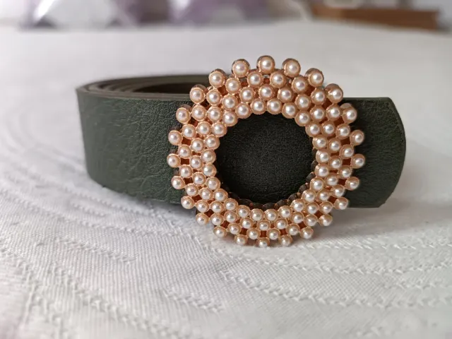 Cinturón verde con hebilla dorada y perlas