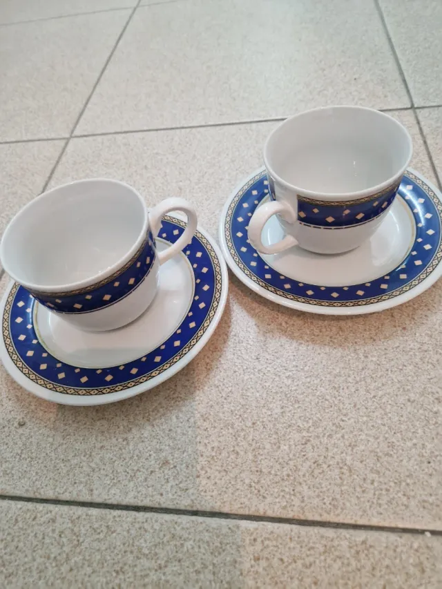 6 tazas de café y platos nuevos