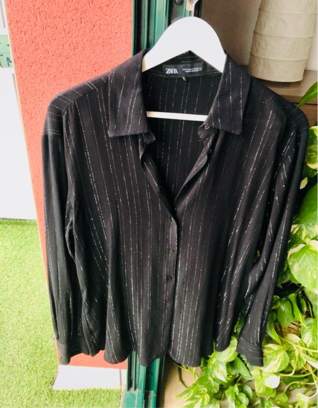 Camisa Zara negra con detalles plateados -Sin estr