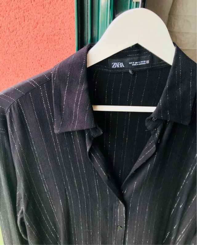 Camisa Zara negra con detalles plateados -Sin estr