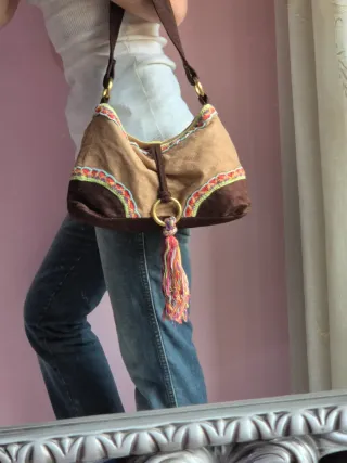 Borsa in velluto marrone con dettagli colorati