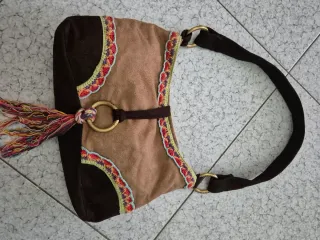 Borsa in velluto marrone con dettagli colorati