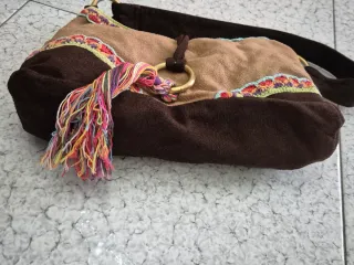 Borsa in velluto marrone con dettagli colorati