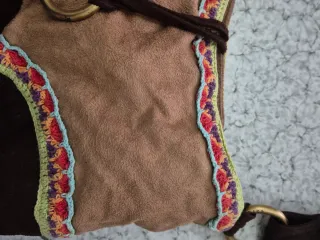 Borsa in velluto marrone con dettagli colorati