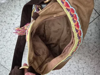 Borsa in velluto marrone con dettagli colorati