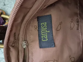 Borsa in velluto marrone con dettagli colorati