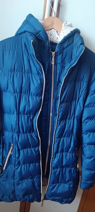 Abrigo acolchado azul para chica