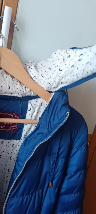 Abrigo acolchado azul para chica