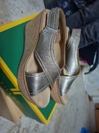 Sandalias Clark doradas