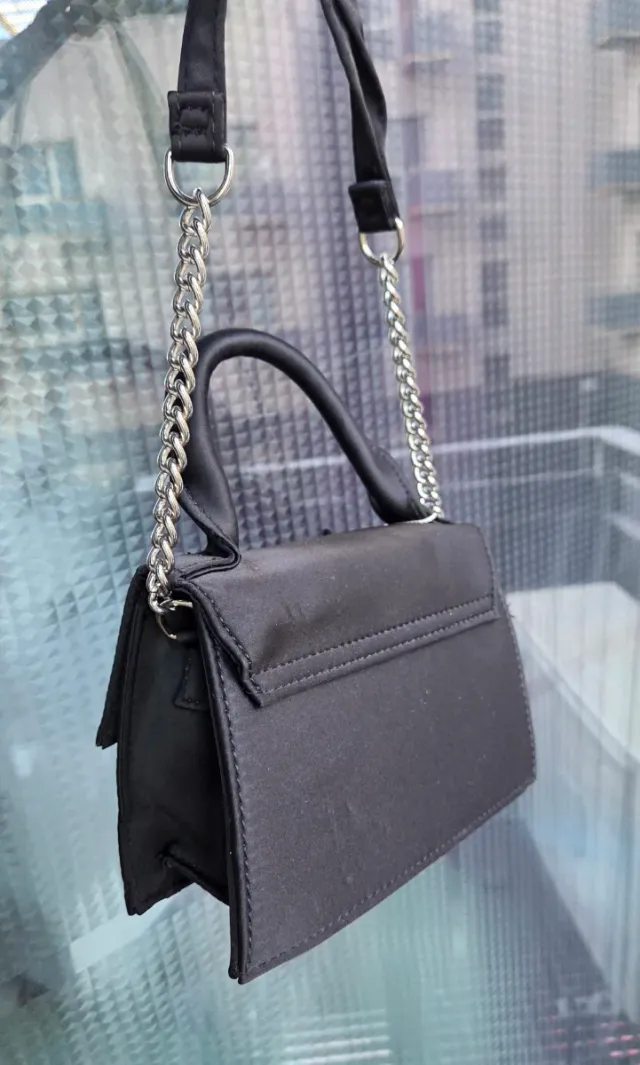 Bolso negro lazo pedrería Primark