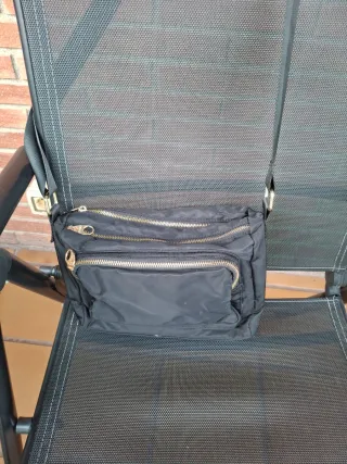 Bolso negro bandolera con múltiples bolsillos