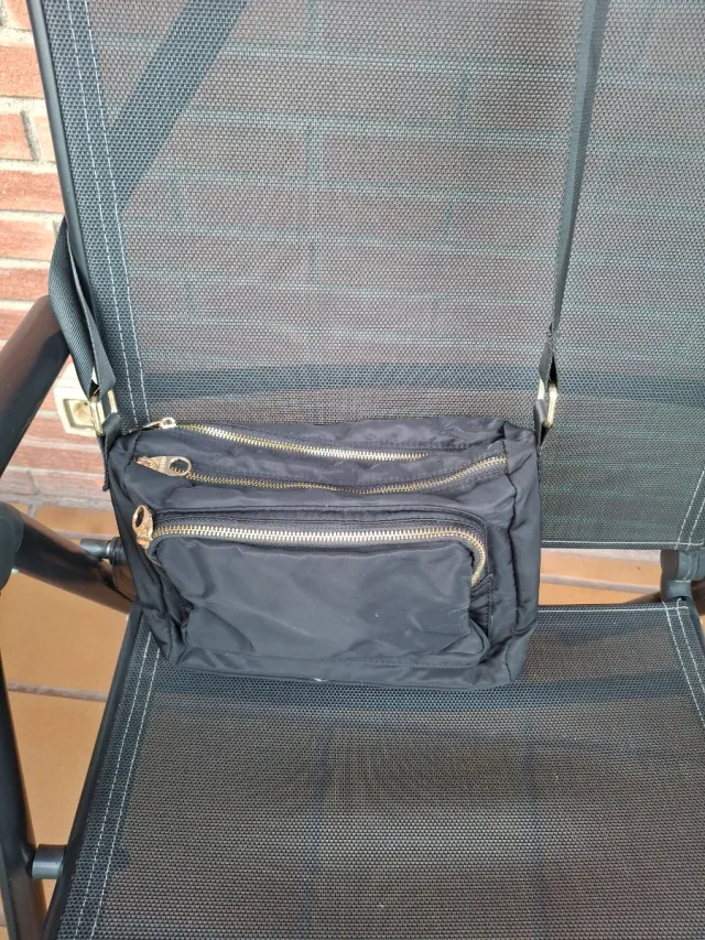 Bolso negro bandolera con múltiples bolsillos