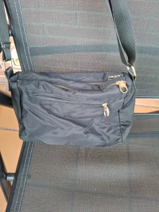 Bolso negro bandolera con múltiples bolsillos