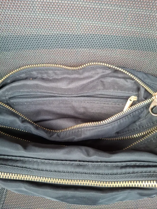 Bolso negro bandolera con múltiples bolsillos