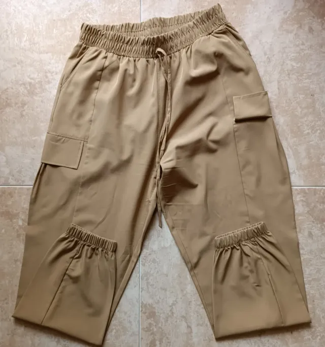 Pantalón cargo beige