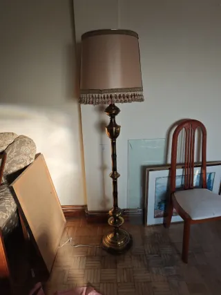 Lámpara de pie vintage beige y dorada