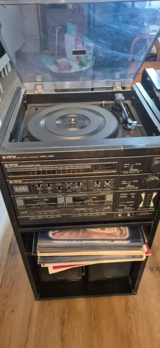 Equipo de Sonido Vifor VMC-400, con varios discos.