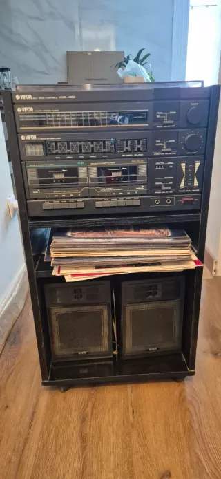 Equipo de Sonido Vifor VMC-400, con varios discos.