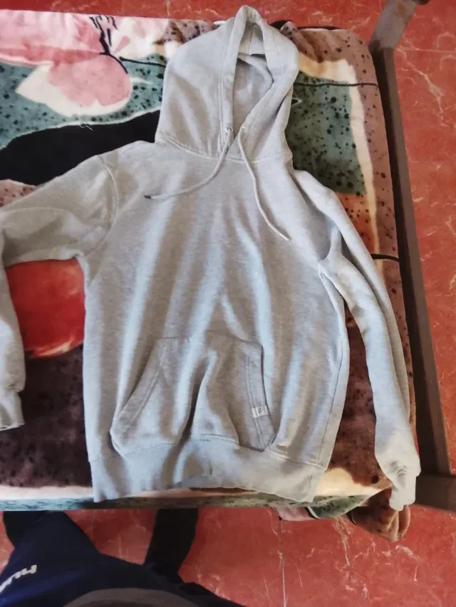 Sudadera gris con capucha