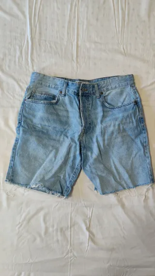 Pantalón corto vaquero desgastado