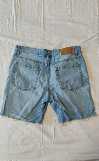 Pantalón corto vaquero desgastado