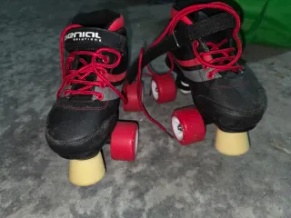Patines de 4 ruedas negros y rojos Talla 33