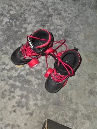 Patines de 4 ruedas negros y rojos Talla 33