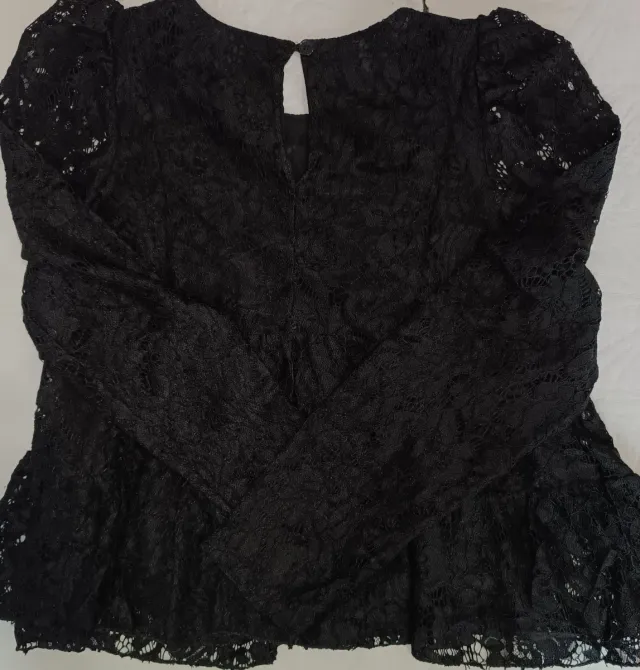 Blusa negra de encaje manga larga