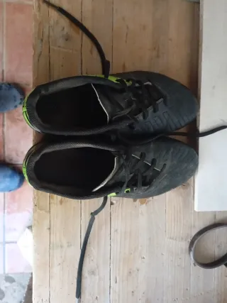 Scarpe da calcetto Kipsta nere e verdi