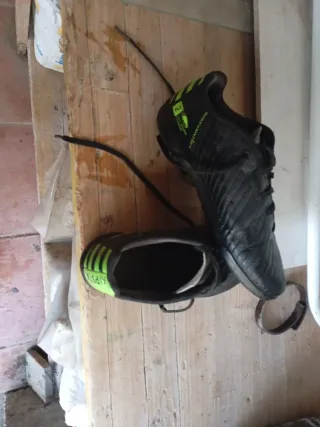 Scarpe da calcetto Kipsta nere e verdi