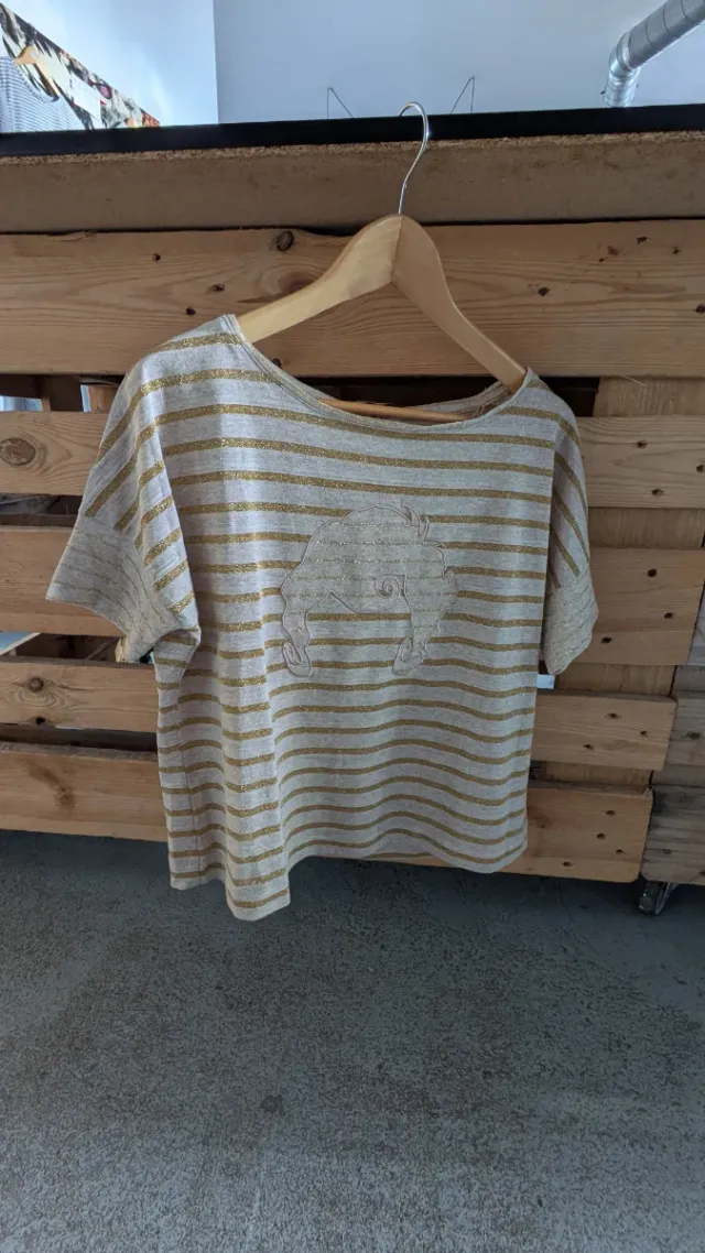 Camiseta Dolores Promesas Rayas Doradas