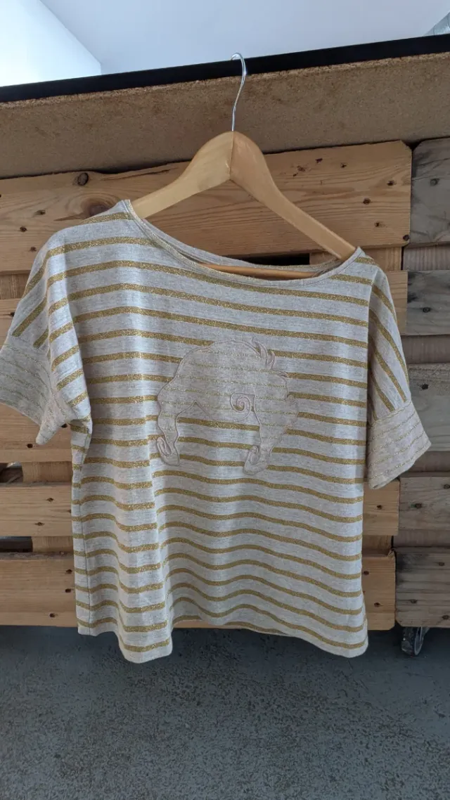 Camiseta Dolores Promesas Rayas Doradas