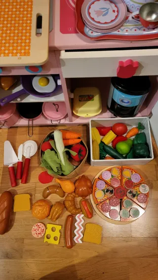 Cocinita de juguete rosa con accesorios