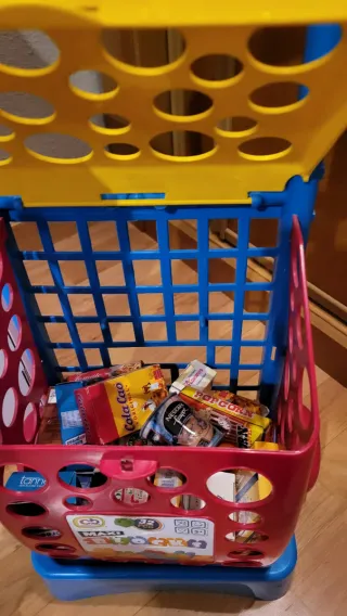 Cocinita de juguete rosa con accesorios