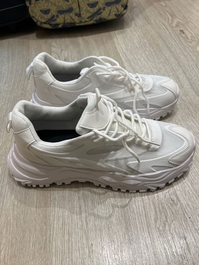 Zapatillas blancas deportivas