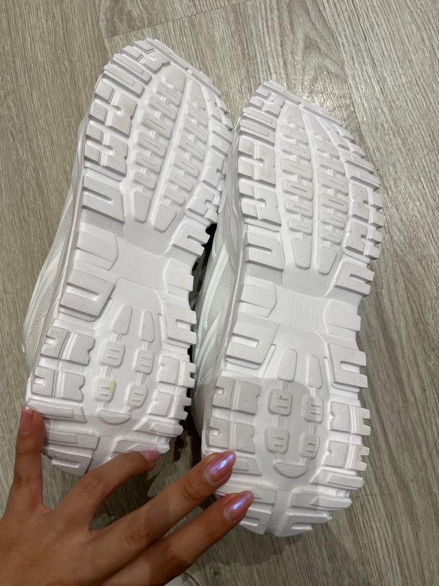 Zapatillas blancas deportivas