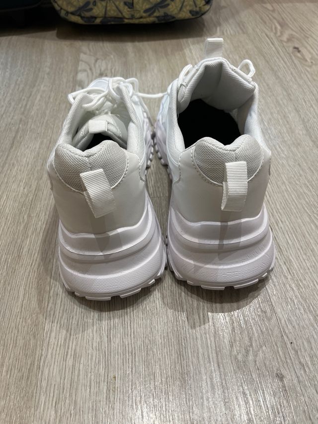 Zapatillas blancas deportivas