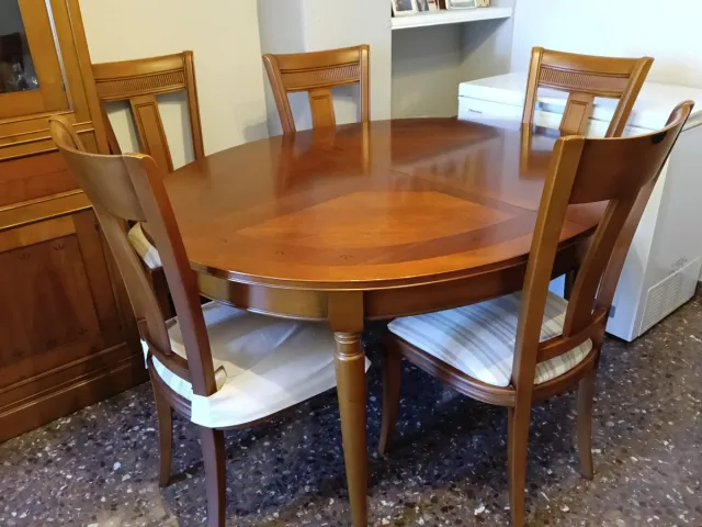 Tavolo rotondo in legno con 6 sedie