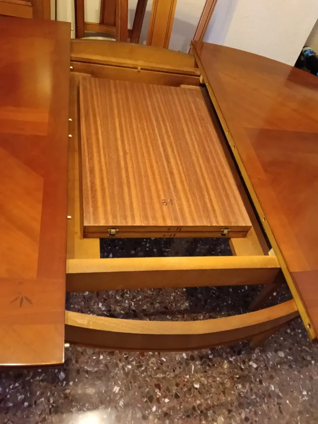 Tavolo rotondo in legno con 6 sedie