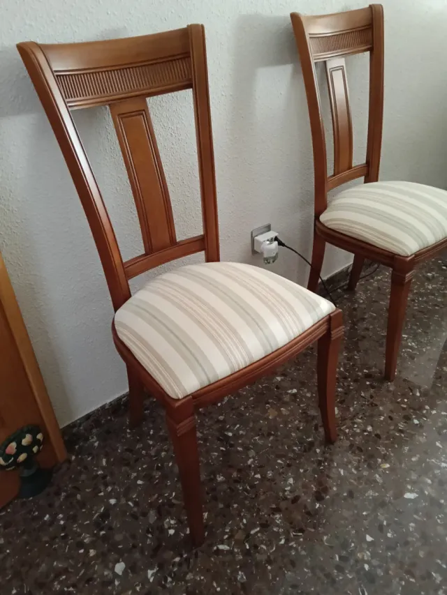 Tavolo rotondo in legno con 6 sedie