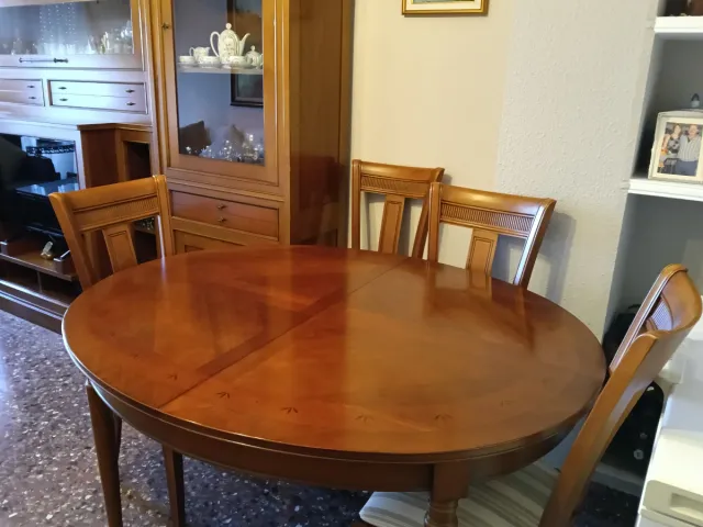 Tavolo rotondo in legno con 6 sedie