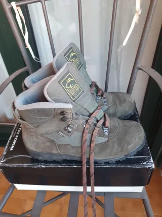 OFERTA. Botas de montaña NeeBee con Goretex