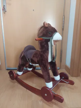 Caballo balancín de madera marrón