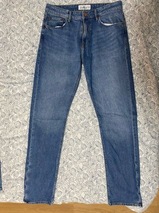 Pantalón vaquero azul.