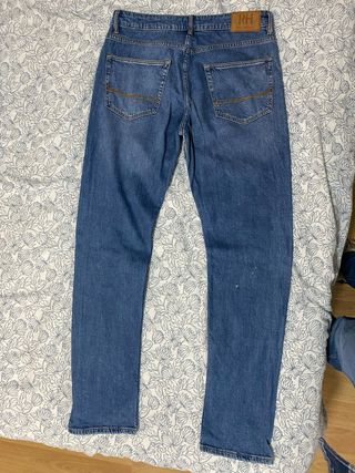 Pantalón vaquero azul.