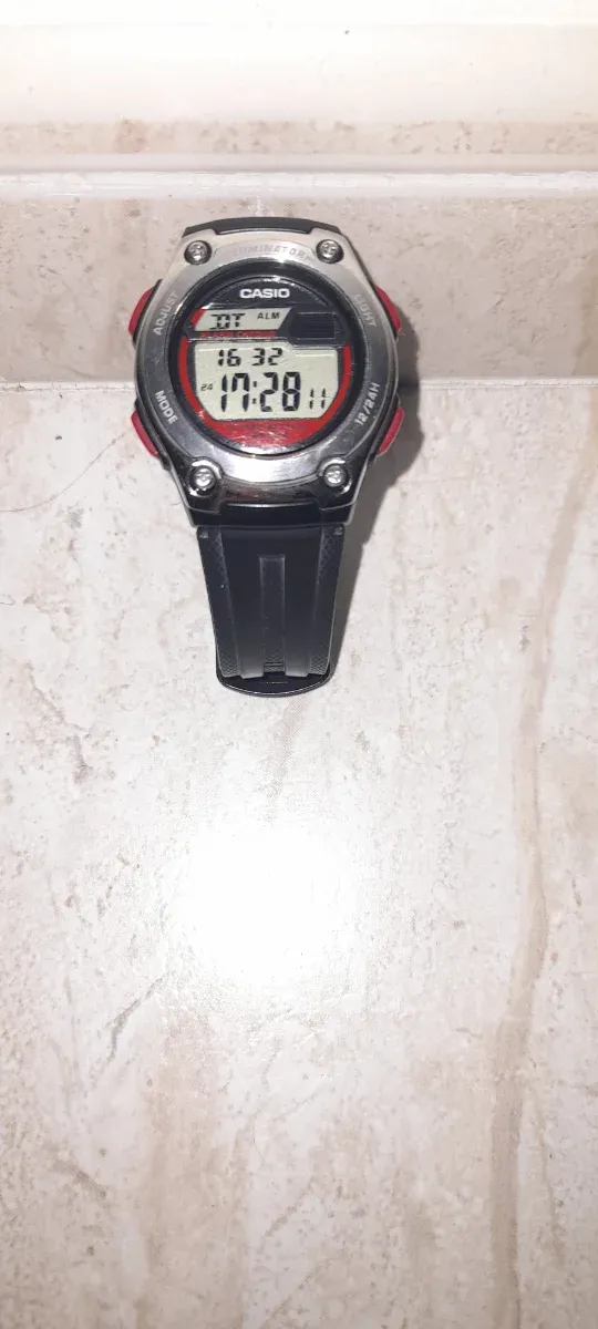 Reloj Casio Digital Negro y Rojo