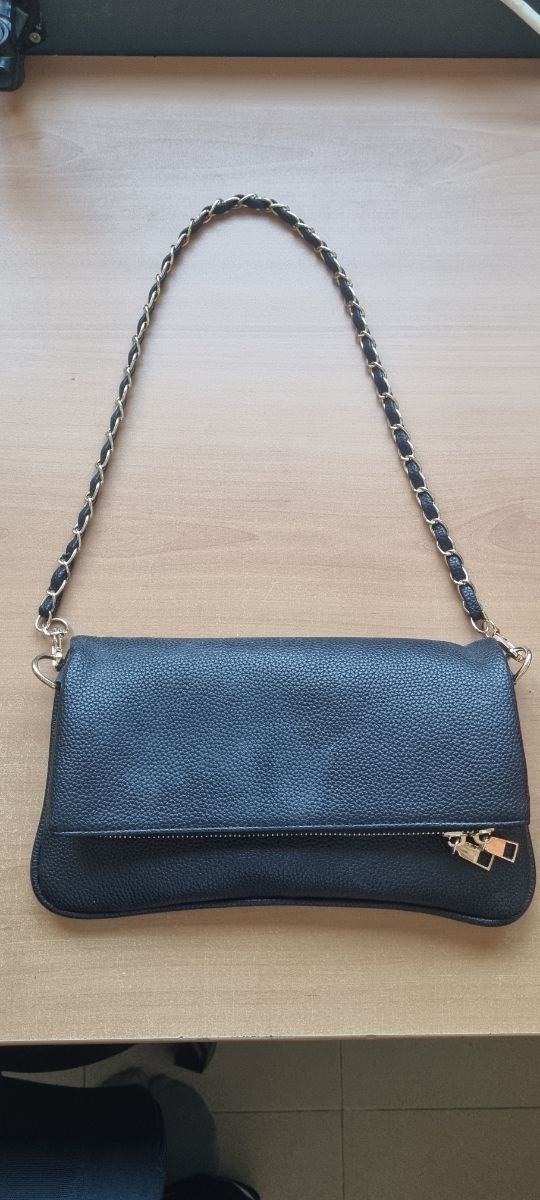 Bolso de mano negro con cadena dorada