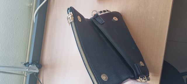 Bolso de mano negro con cadena dorada