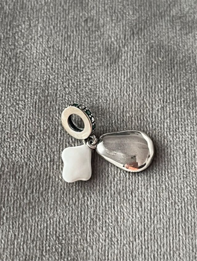 Charm Huevo Frito y Aguacate Bañado Plata. NUEVO