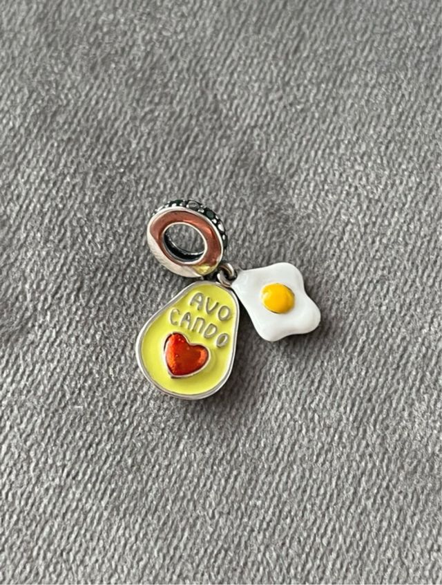 Charm Huevo Frito y Aguacate Bañado Plata. NUEVO